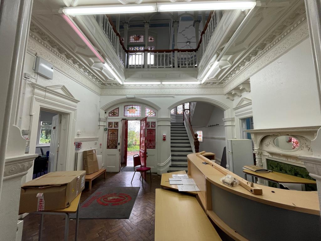 Lot: 172 - ATTRACTIVE BUILDING ON GOOD SIZE PLOT WITH PARKING OFFERING POTENTIAL - Entrance hall with gallery landing